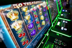 Dealer live casino sedang berbincang di depan kamera dengan pemain online