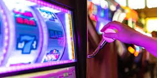Beberapa kartu penawaran dan bonus berjajar di meja virtual